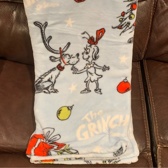 The Grinch 50” x 70” Oversized Plush Throw Grinch Cindy Lou Who Max Tree Gifts - Picture 6 of 10